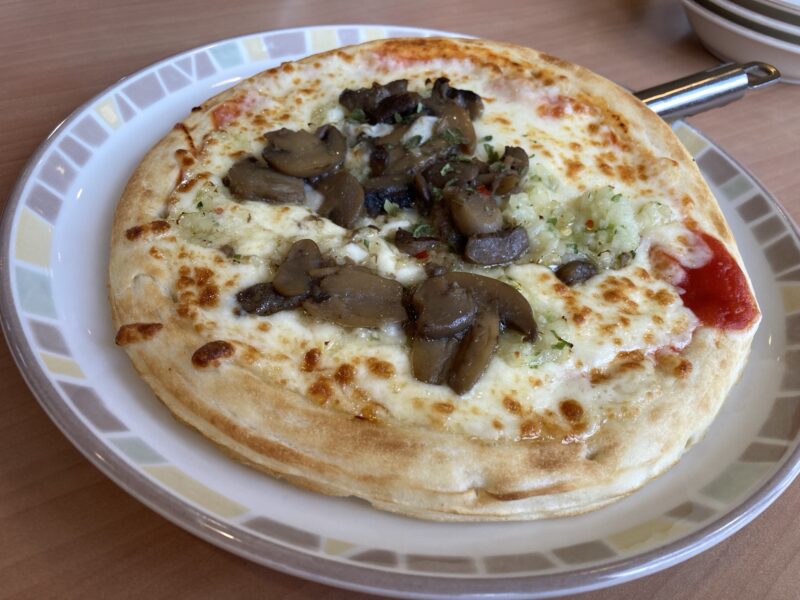 サイゼリヤ：野菜ときのこのピザ：400円（Wチーズ：500円）