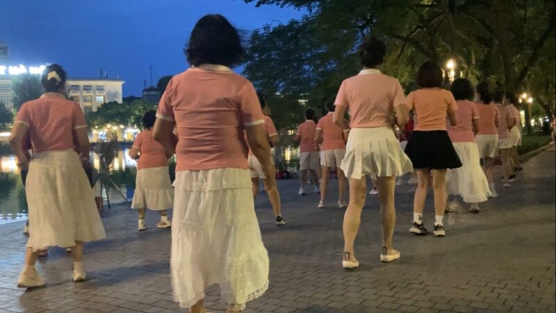 ハノイ　ホアンキエム湖　踊る女性たち